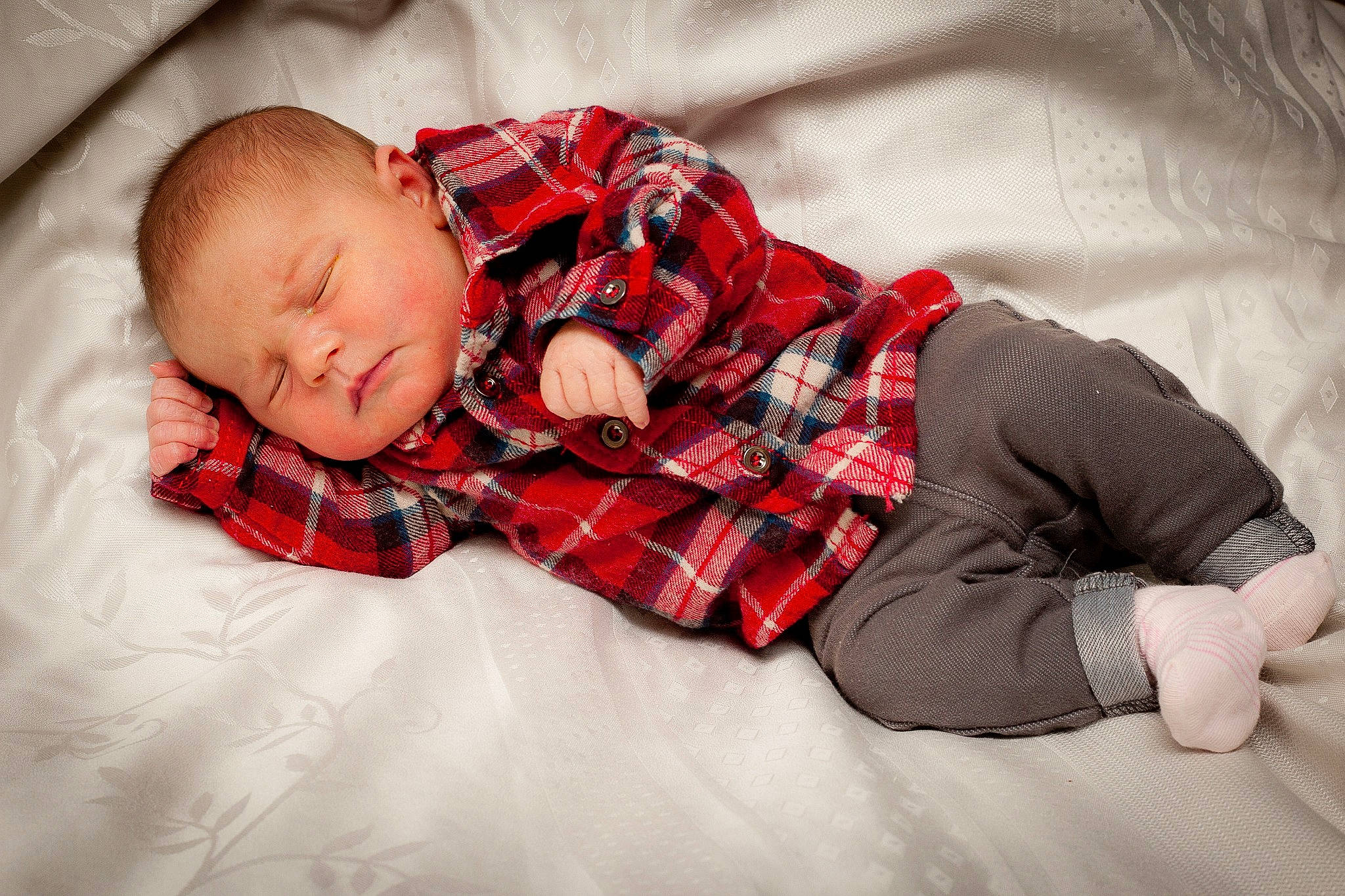 Milla participe au concours pour gagner de l'argent avec cette photo : baby, baby_toddler_clothing, bedding, carmine, child, collar, comfort, fashion_accessory, flooring, leg, linens, pattern, person, plaid, sitting, sleeve, tartan, textile, thigh, toddler