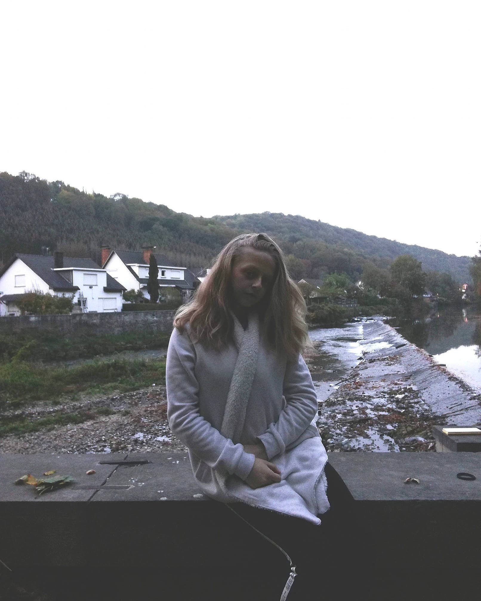 Marie participe au concours pour gagner de l'argent avec cette photo : fun, fur, girl, person, photograph, photography, sitting, sky, tree, vacation, water, winter