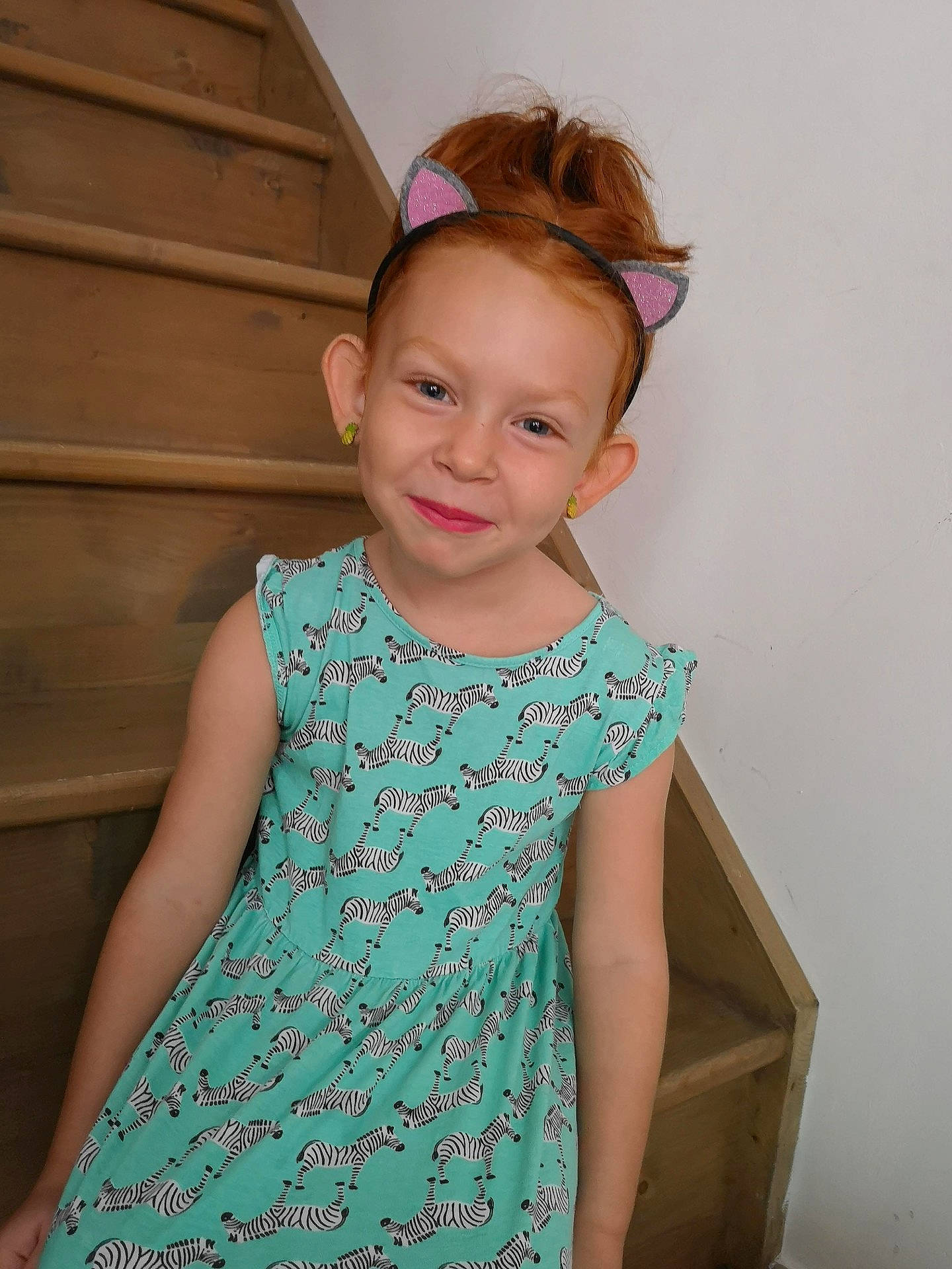 Zelia participe au concours pour gagner de l'argent avec cette photo : child, child_model, dress, girl, gown, hair_accessory, hairstyle, neck, pattern, person, pink, shoulder, smile, standing, textile, toddler