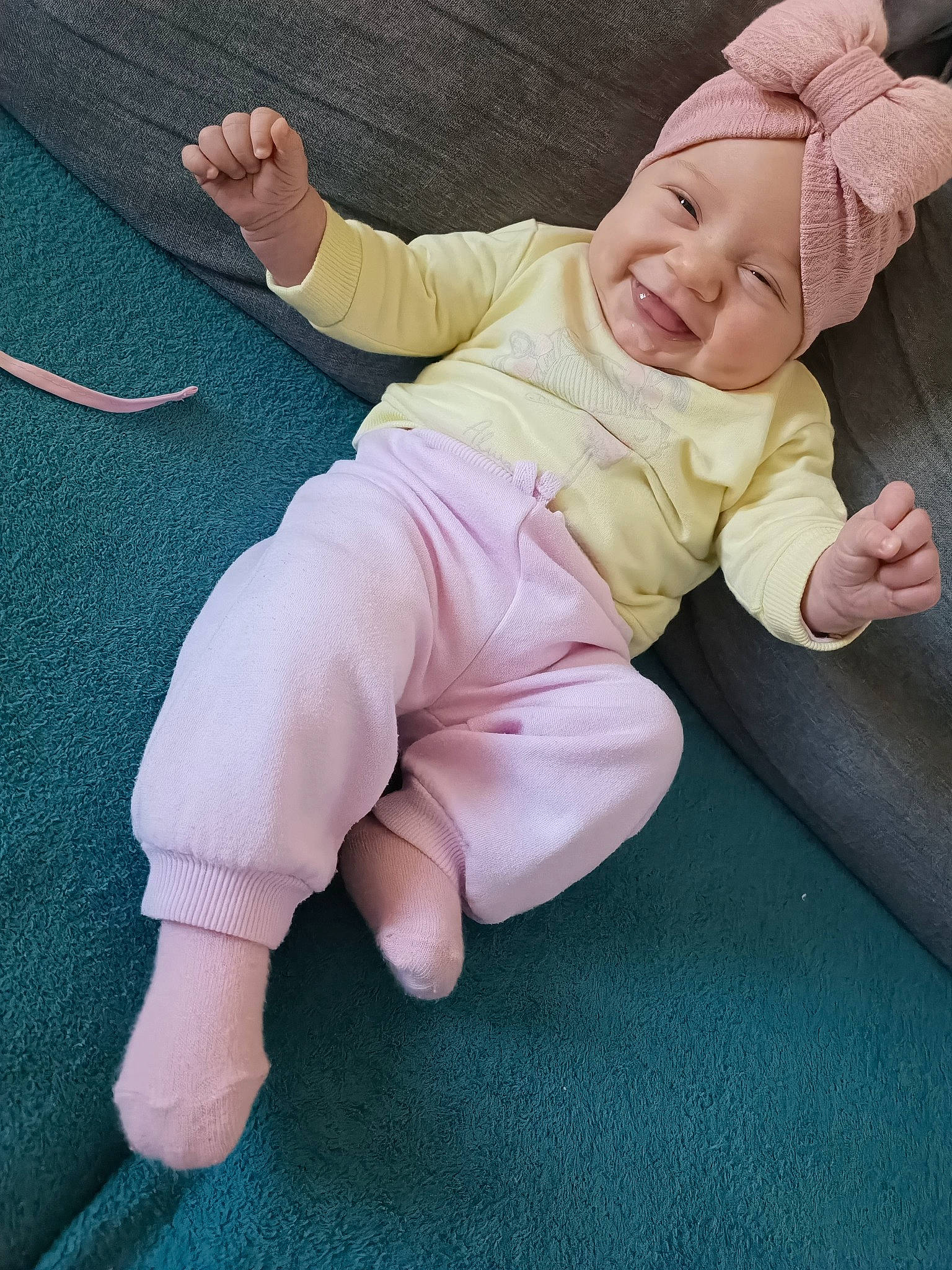 Malo participe au concours pour gagner de l'argent avec cette photo : baby, baby_toddler_clothing, barefoot, child, comfort, eye, flooring, foot, fun, gesture, happy, headwear, human_body, human_leg, knee, leg, person, sitting, sleeve, smile