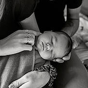 Victoire a rejoint le concours — aidez-le/la à gagner de superbes lots ! baby, sleeping, newborn, hands, black_and_white, portrait, peaceful, soft, close_up, love, care, gentle, human, infant, family, skin, clothing, ring, scrunchie, person