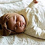 Victoire a rejoint le concours — aidez-le/la à gagner de superbes lots ! baby, sleeping, headband, bow, blanket, soft, knitwear, infant, peaceful, cozy, child, cute, resting, portrait, indoors, closeup, newborn, apparel, relaxing, face