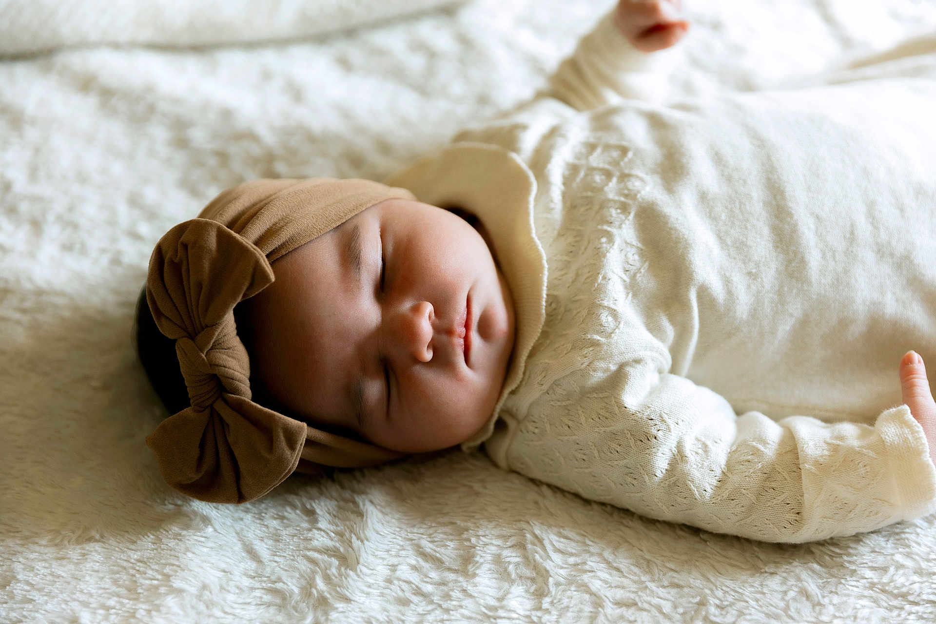 Victoire a rejoint le concours — aidez-le/la à gagner de superbes lots ! baby, sleeping, headband, bow, blanket, soft, knitwear, infant, peaceful, cozy, child, cute, resting, portrait, indoors, closeup, newborn, apparel, relaxing, face
