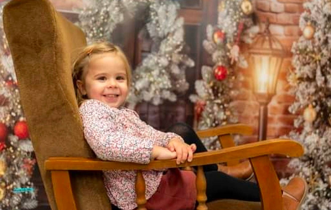 Emma a rejoint le concours — aidez-le/la à gagner de superbes lots ! baby, baby_toddler_clothing, chair, child, christmas, comfort, event, fun, happy, holiday, joy, leisure, pattern, person, plant, room, sitting, sleeve, smile, toddler