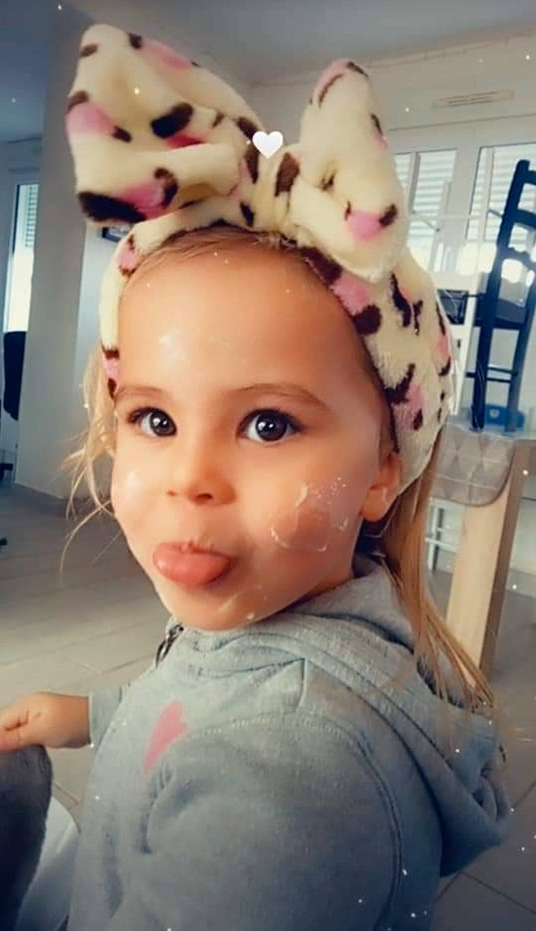 Emma participe au concours pour gagner de l'argent avec cette photo : baby, cap, cheek, child, ear, eyelash, forehead, fun, happy, helmet, human_body, iris, jaw, lip, neck, nose, person, personal_protective_equipment, pink, selfie