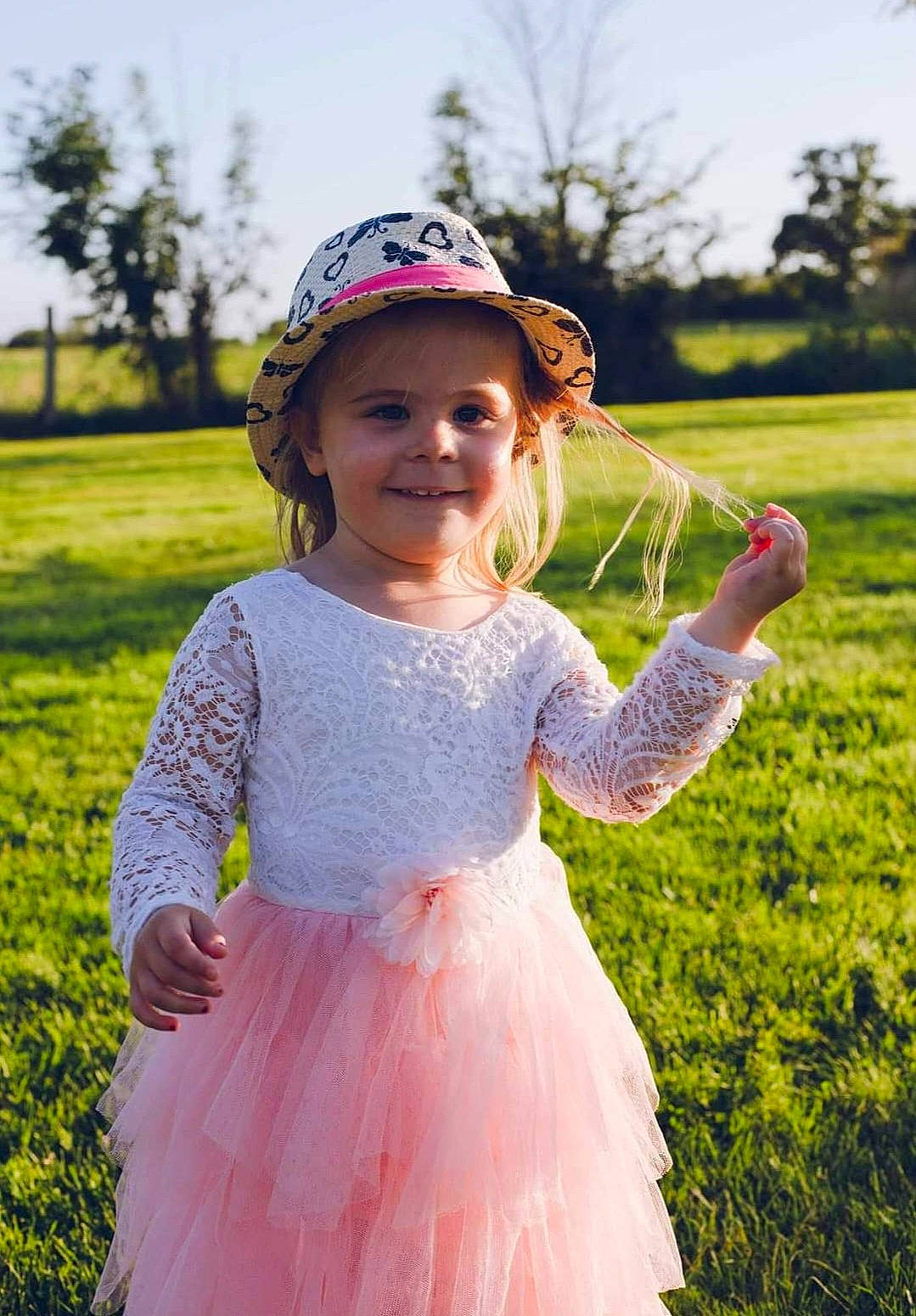 Emma a rejoint le concours — aidez-le/la à gagner de superbes lots ! baby_toddler_clothing, blond, child, dress, event, fun, grass, grassland, happy, joy, magenta, meadow, people_in_nature, person, pink, plant, recreation, sky, smile, summer