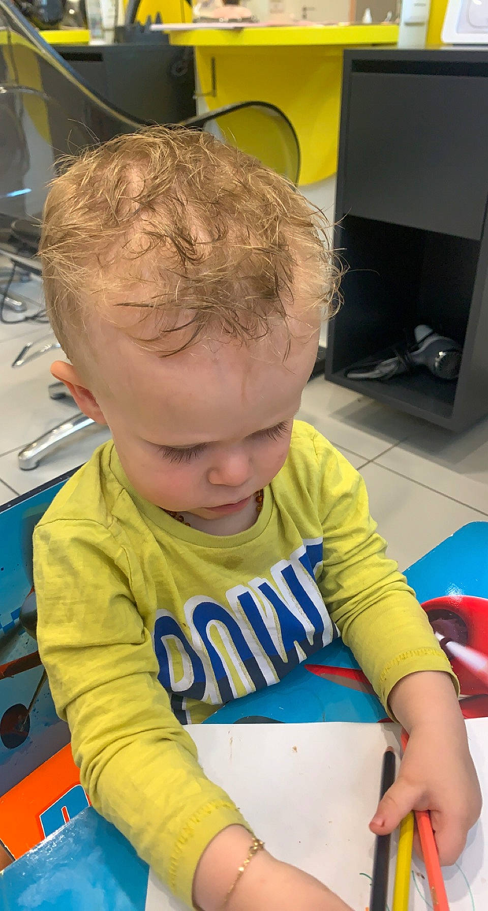 Connor a rejoint le concours — aidez-le/la à gagner de superbes lots ! art, baby, baby_toddler_clothing, chair, child, flooring, fun, learning, leisure, machine, person, play, recreation, room, sitting, sleeve, t_shirt, toddler, yellow