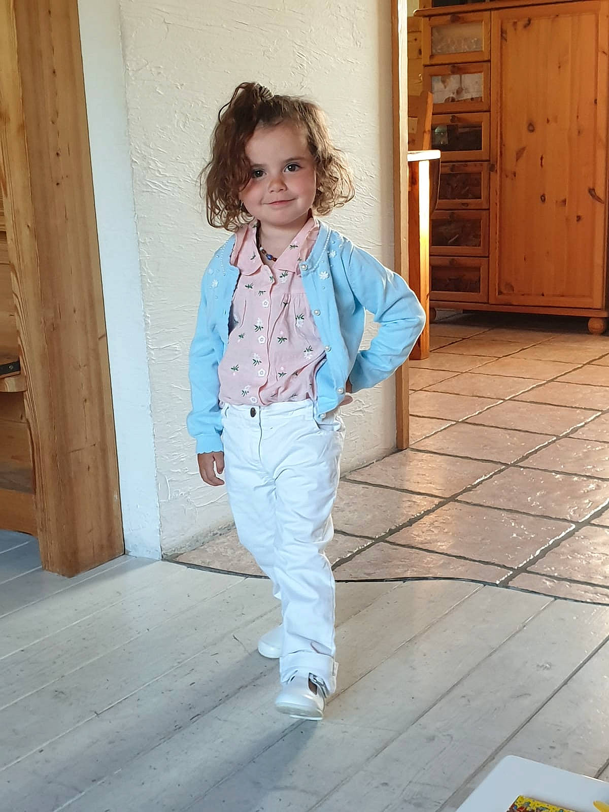 Mélina a rejoint le concours — aidez-le/la à gagner de superbes lots ! child, clothing, joy, person, standing, textile, trousers