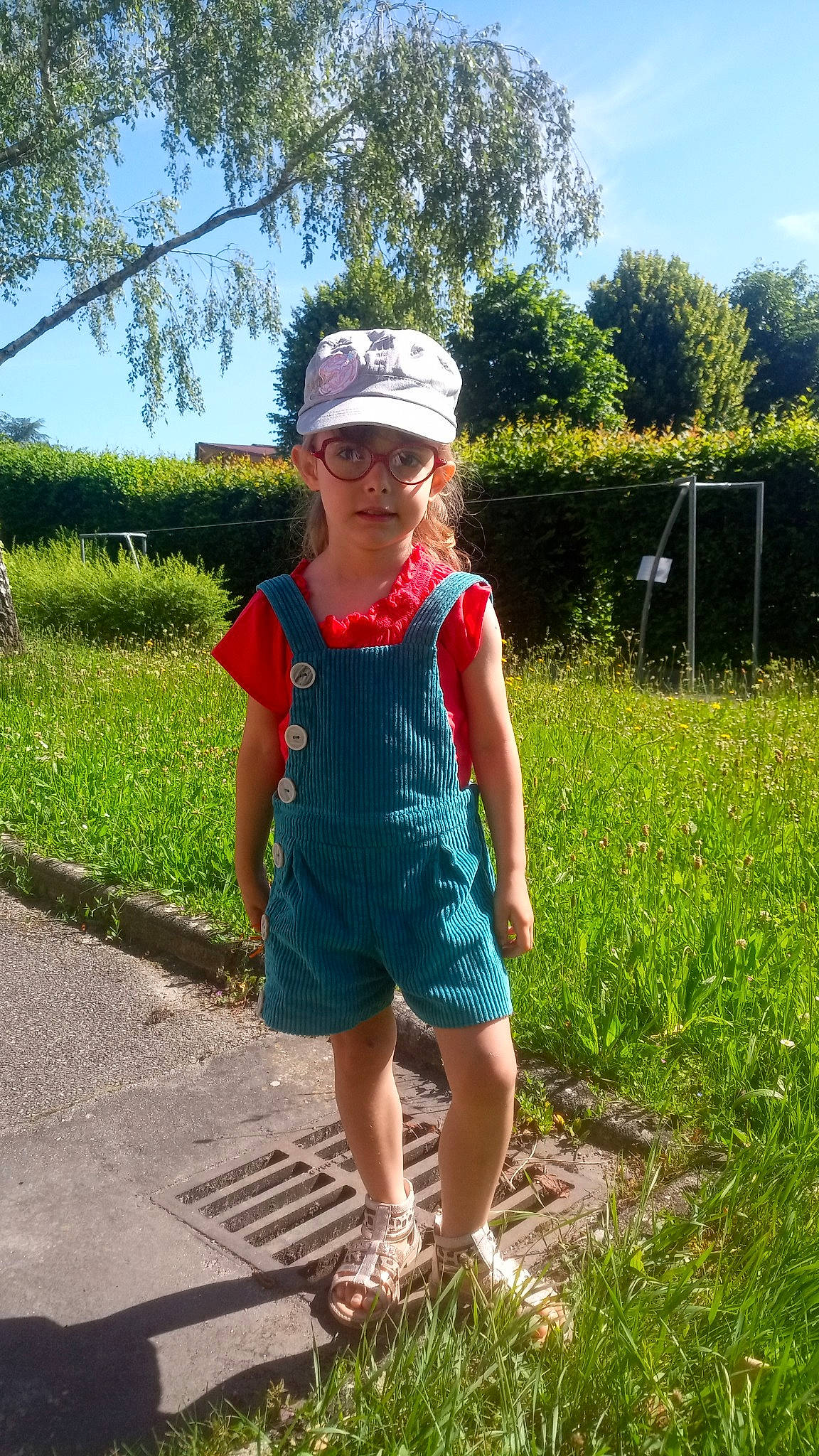 Laulyta a rejoint le concours — aidez-le/la à gagner de superbes lots ! child, dress, footwear, grass, headgear, headwear, leisure, pattern, person, plant, play, recreation, shoe, shorts, summer, tree, vacation, walking