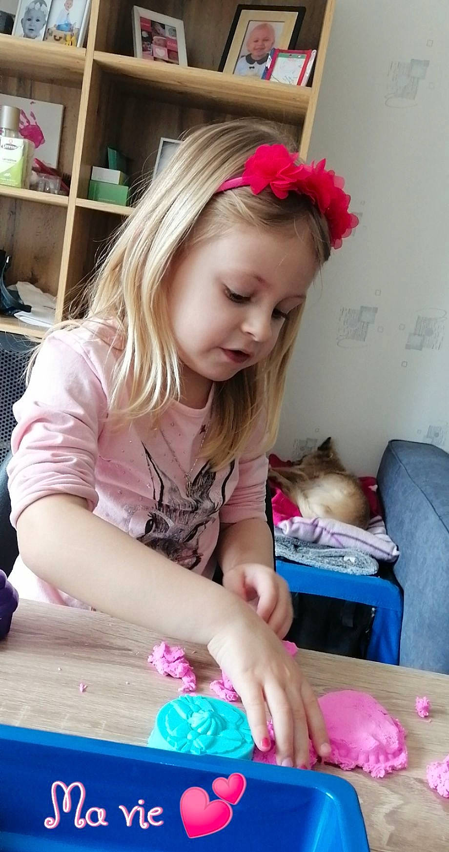 Rosie participe au concours pour gagner de l'argent avec cette photo : blurred, child, ear, finger, hair, hair_coloring, hairstyle, headband, joy, long_hair, person, pink, play, toddler