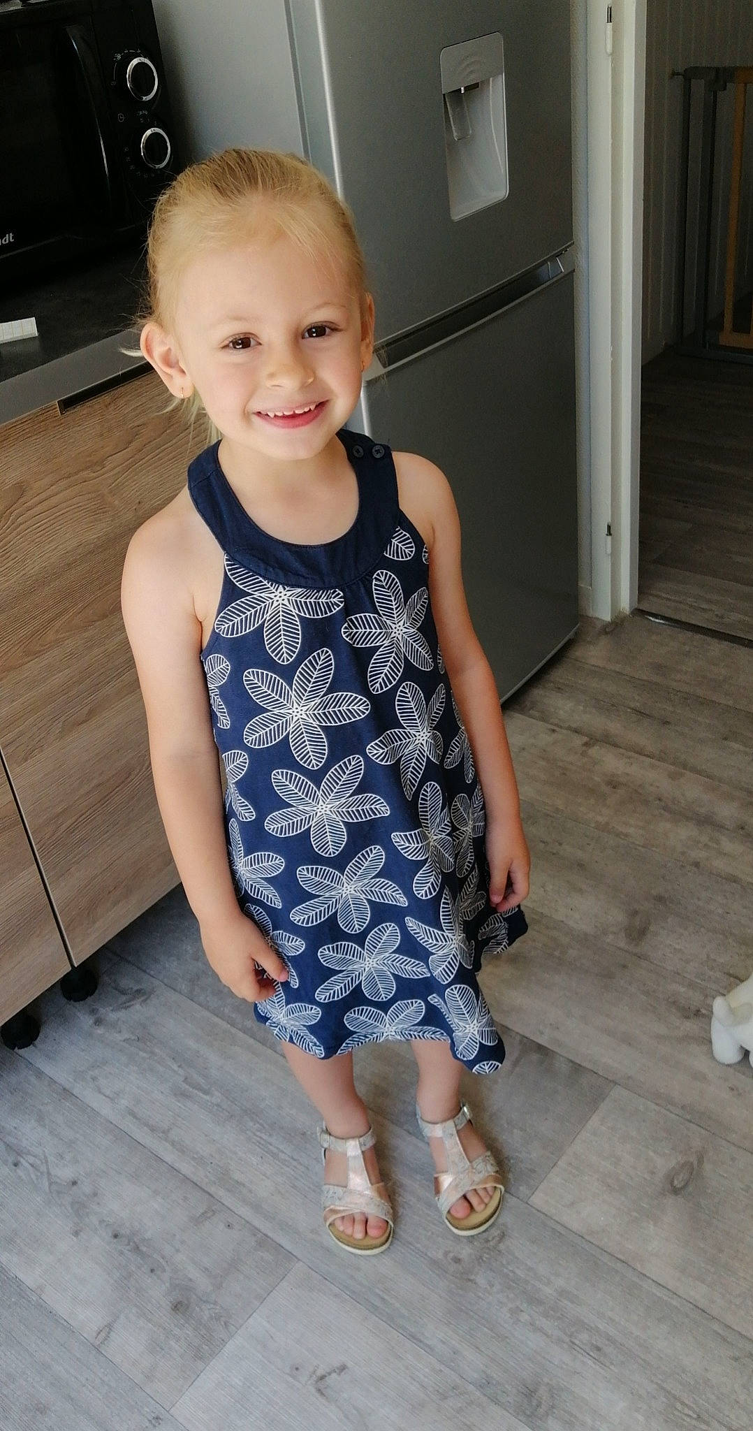 Rosie a rejoint le concours — aidez-le/la à gagner de superbes lots ! child, child_model, clothing, dress, floor, footwear, joy, leg, pattern, person, shoe, smile, summer, toddler, vacation