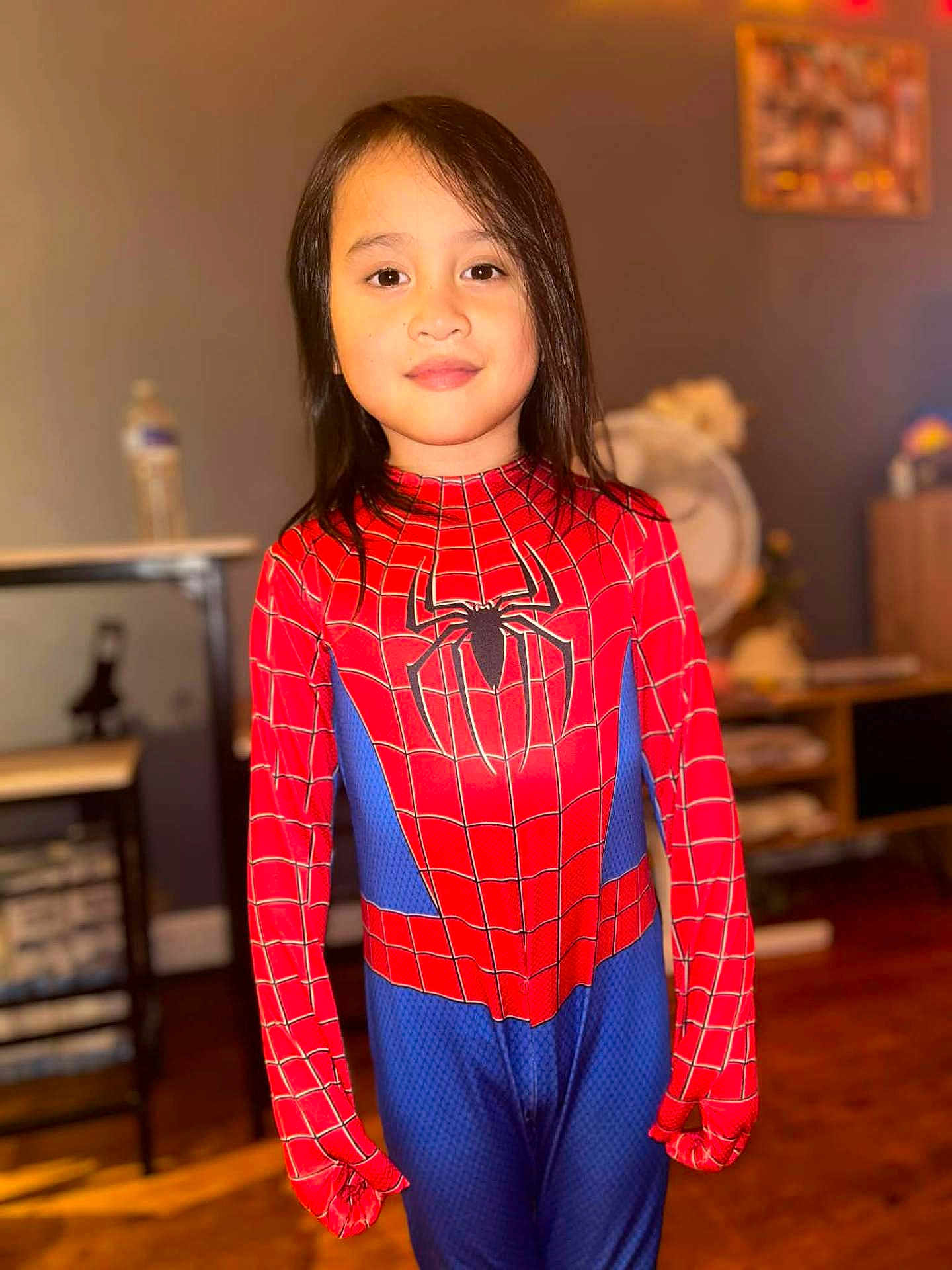 Raiteva participe au concours pour gagner de l'argent avec cette photo : blue, child, childhood, costume, cute, face, fun, home, indoor, kid, long_hair, looking_at_camera, person, portrait, red, smiling, spiderman_costume, standing, superhero, young