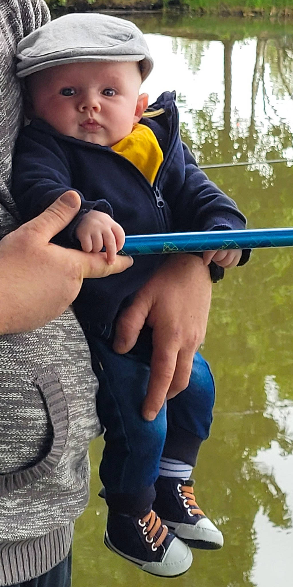 Louis participe au concours pour gagner de l'argent avec cette photo : angling, blue, boats_and_boating_equipment_and_supplies, electric_blue, fashion_accessory, finger, fish, fisherman, fishing, gesture, hand, headwear, jigging, lake, person, personal_protective_equipment, recreation, recreational_fishing, thumb, toddler