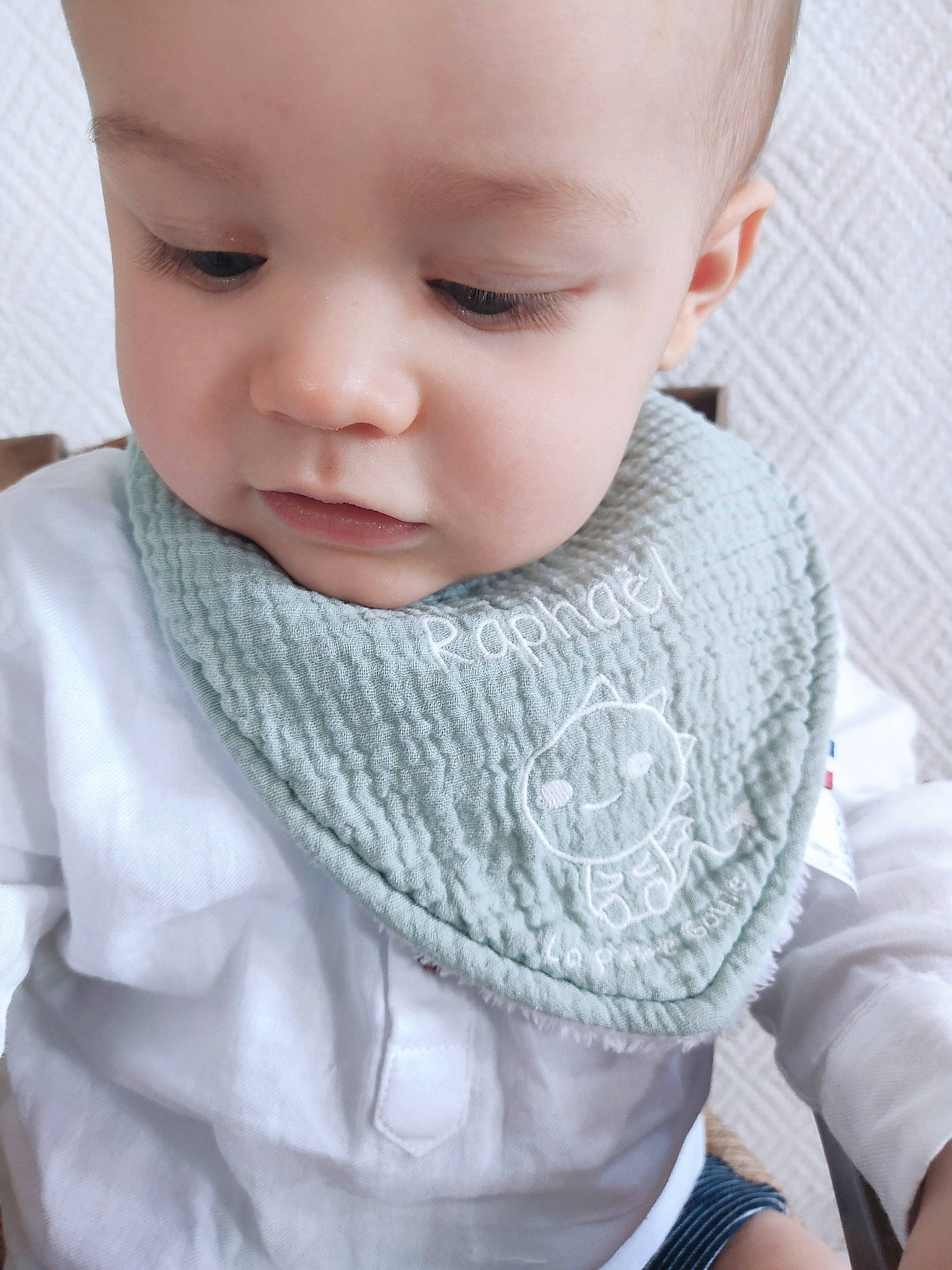 Raphaël a rejoint le concours — aidez-le/la à gagner de superbes lots ! baby, baby_toddler_clothing, cheek, collar, comfort, eyebrow, eyelash, grey, iris, lip, neck, nose, pattern, person, skin, sleeve, t_shirt, toddler, vest, wool