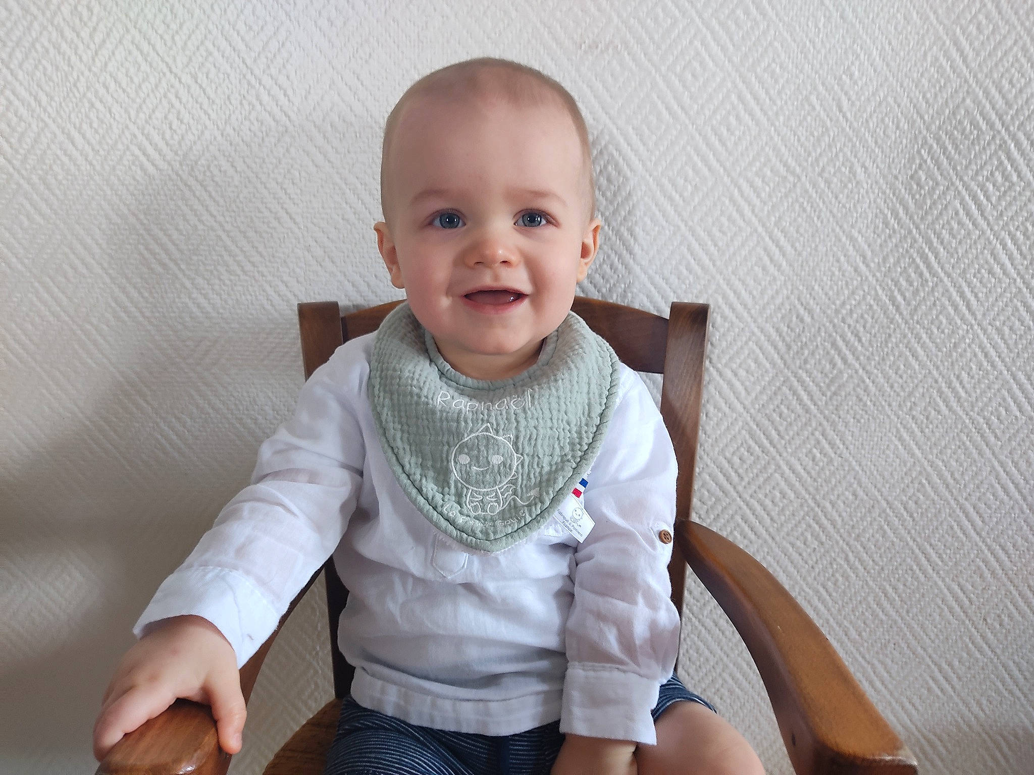 Raphaël a rejoint le concours — aidez-le/la à gagner de superbes lots ! baby, baby_toddler_clothing, chair, cheek, child, collar, comfort, eye, face, facial_expression, happy, head, iris, joy, neck, outerwear, person, skin, sleeve, smile
