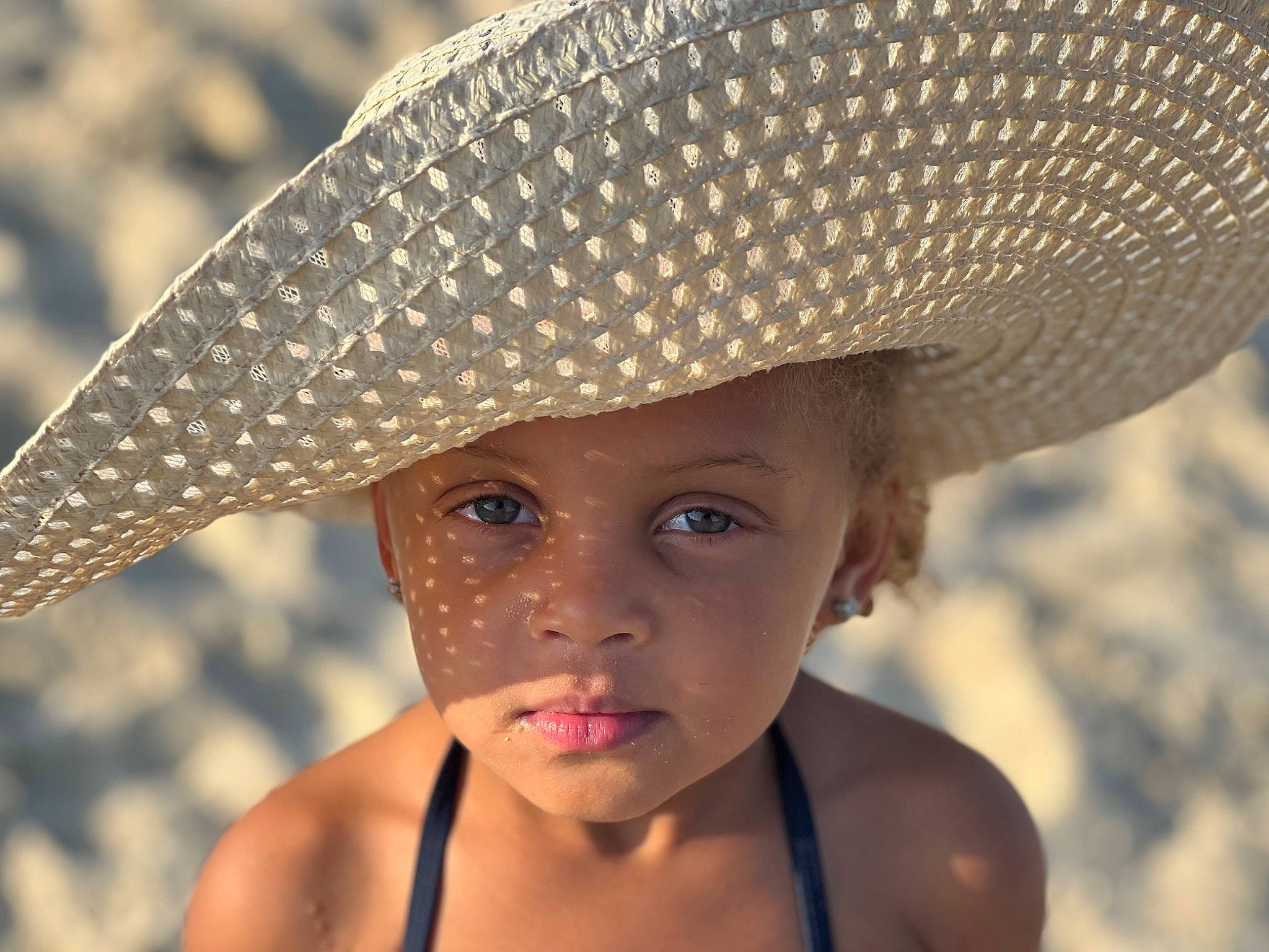 Hoana participe au concours pour gagner de l'argent avec cette photo : cap, close_up, costume_hat, cowboy_hat, electric_blue, fashion_accessory, fun, happy, hat, headgear, headwear, human, leisure, light, lip, people_in_nature, person, sombrero, summer, sun_hat