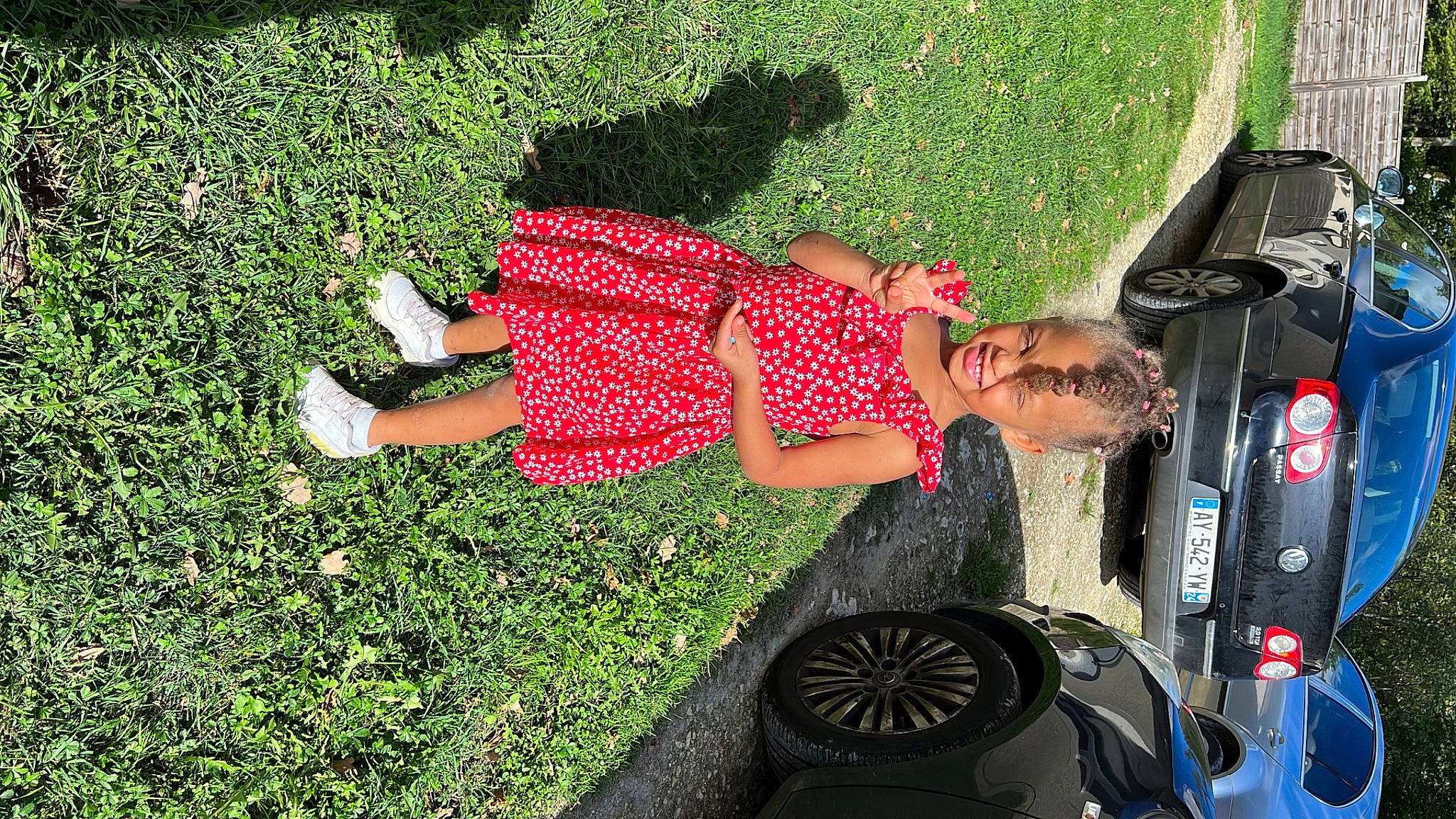 Hoana a rejoint le concours — aidez-le/la à gagner de superbes lots ! automotive_design, automotive_exterior, automotive_lighting, automotive_tire, bumper, car, grass, human_leg, joy, land_vehicle, lawn, leisure, motor_vehicle, people_in_nature, person, personal_luxury_car, plant, tints_and_shades, tire, trunk