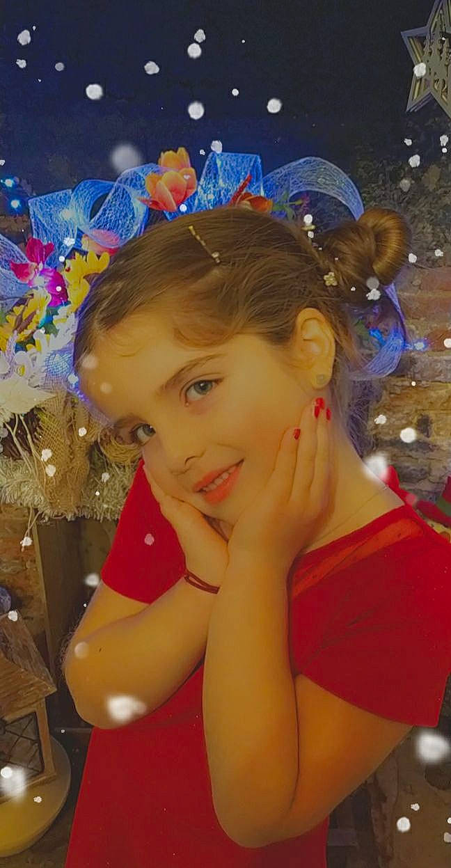 Lola participe au concours pour gagner de l'argent avec cette photo : blond, child, christmas_ornament, electric_blue, event, fashion_accessory, fawn, fun, happy, headband, headgear, headpiece, iris, joy, long_hair, party_supply, person, petal, plant, portrait_photography