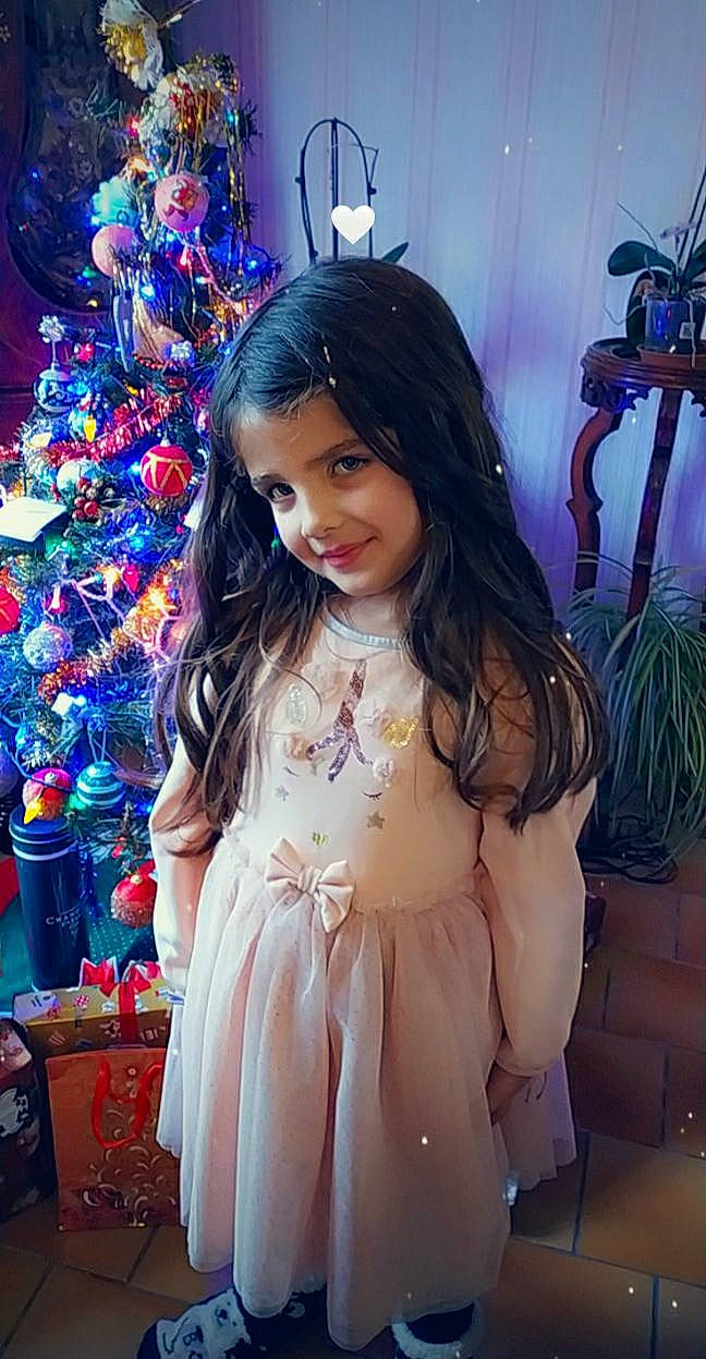 Lola participe au concours pour gagner de l'argent avec cette photo : blue, christmas_ornament, christmas_tree, cool, dress, electric_blue, event, fashion_design, formal_wear, happy, joy, long_hair, person, pink, plant, purple, sleeve, smile, snapshot, textile