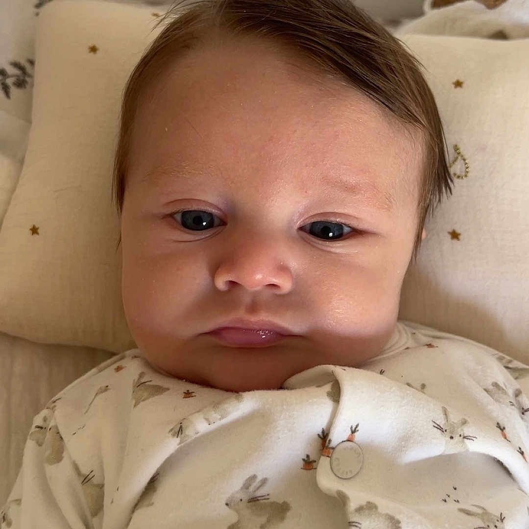 Liam a rejoint le concours — aidez-le/la à gagner de superbes lots ! baby, bunny_print, child, clothing, cute, eyelids, face, hair, indoors, infant, lying_down, mouth, newborn, nose, onesie, pillow, portrait, skin, sleeping_area, soft