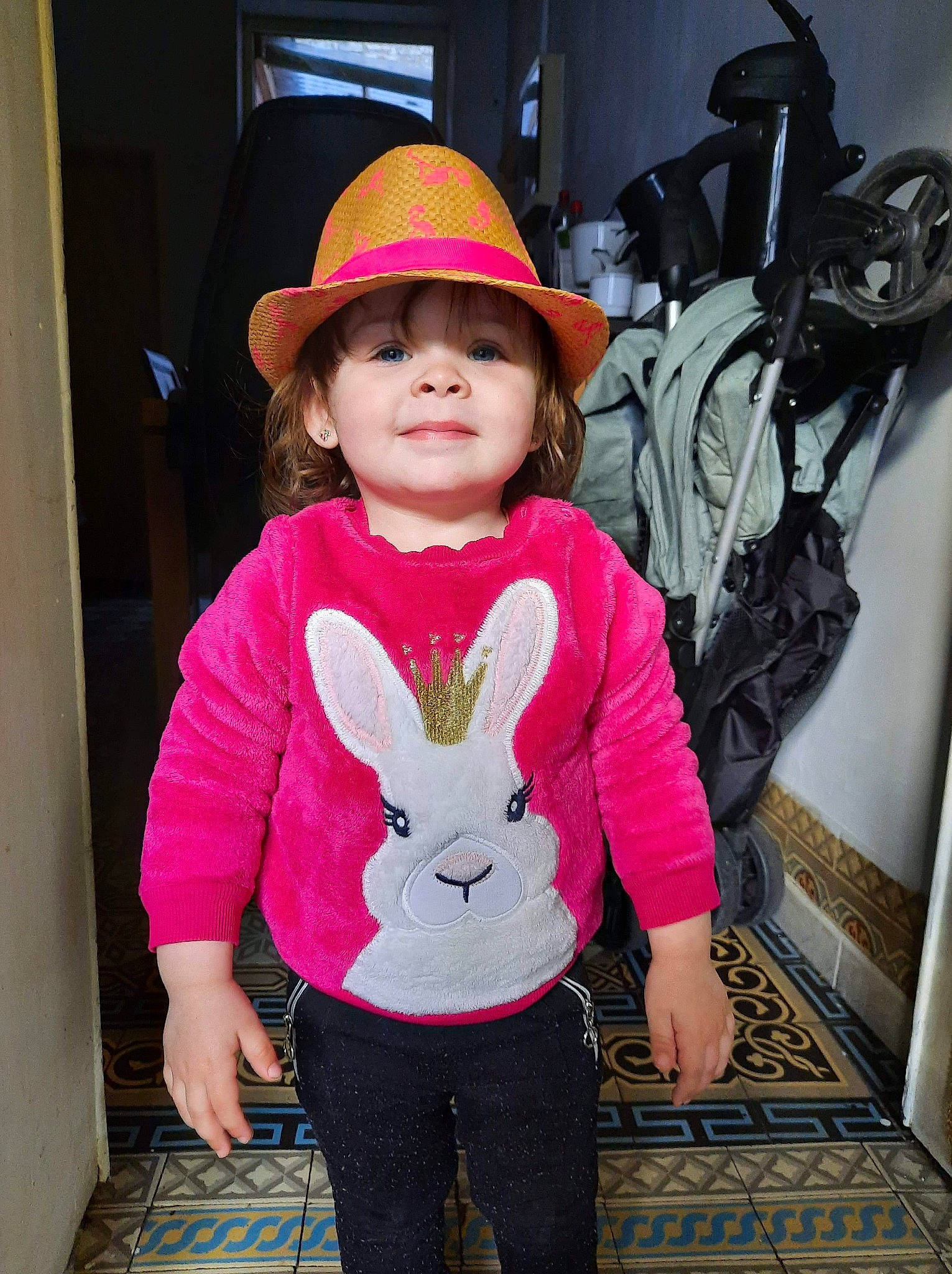 Eléanore participe au concours pour gagner de l'argent avec cette photo : baby_toddler_clothing, cap, cool, costume_hat, fashion_accessory, flooring, happy, hat, head, helmet, magenta, outerwear, pattern, person, personal_protective_equipment, pink, sleeve, street_fashion, sun_hat, toddler