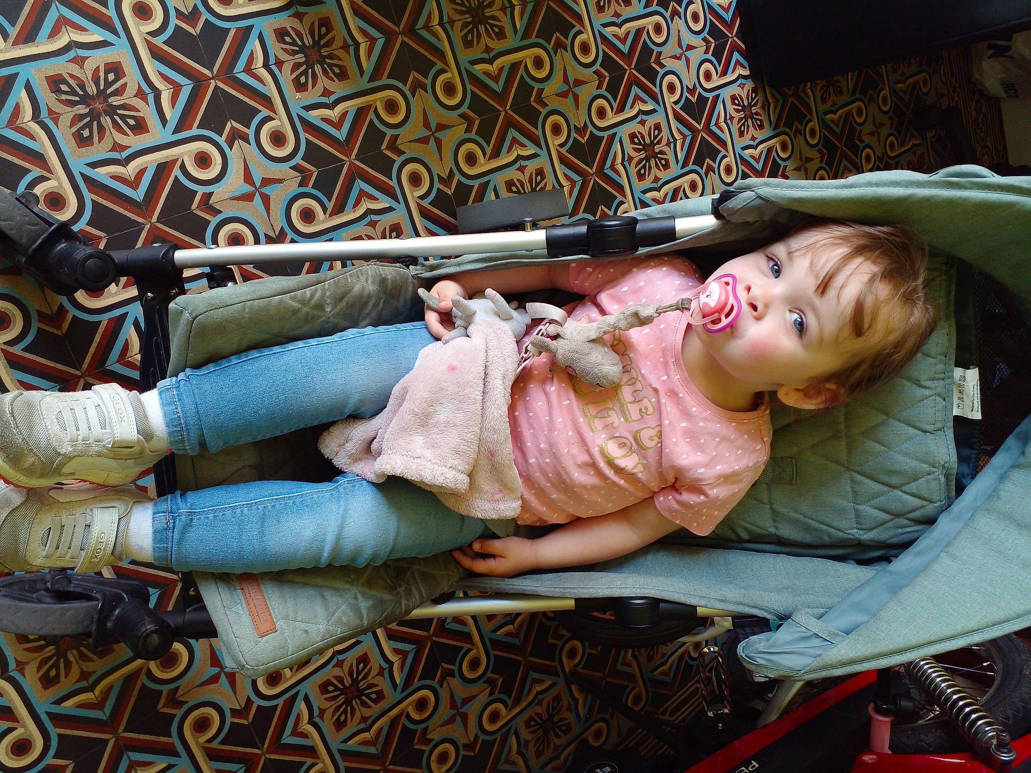 Eléanore a rejoint le concours — aidez-le/la à gagner de superbes lots ! baby, baby_products, child, comfort, fawn, flesh, fun, grass, hat, human_leg, lap, leg, leisure, pattern, person, sandal, sitting, textile, thigh, toddler