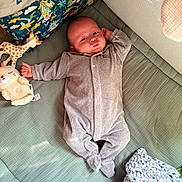 Léon a rejoint le concours — aidez-le/la à gagner de superbes lots ! baby, infant, onesie, plush_toy, giraffe_toy, pillow, quilt, blanket, face, expression, bed, sleepwear, child, cute, indoor, cozy, nursery, soft_toys, resting, person