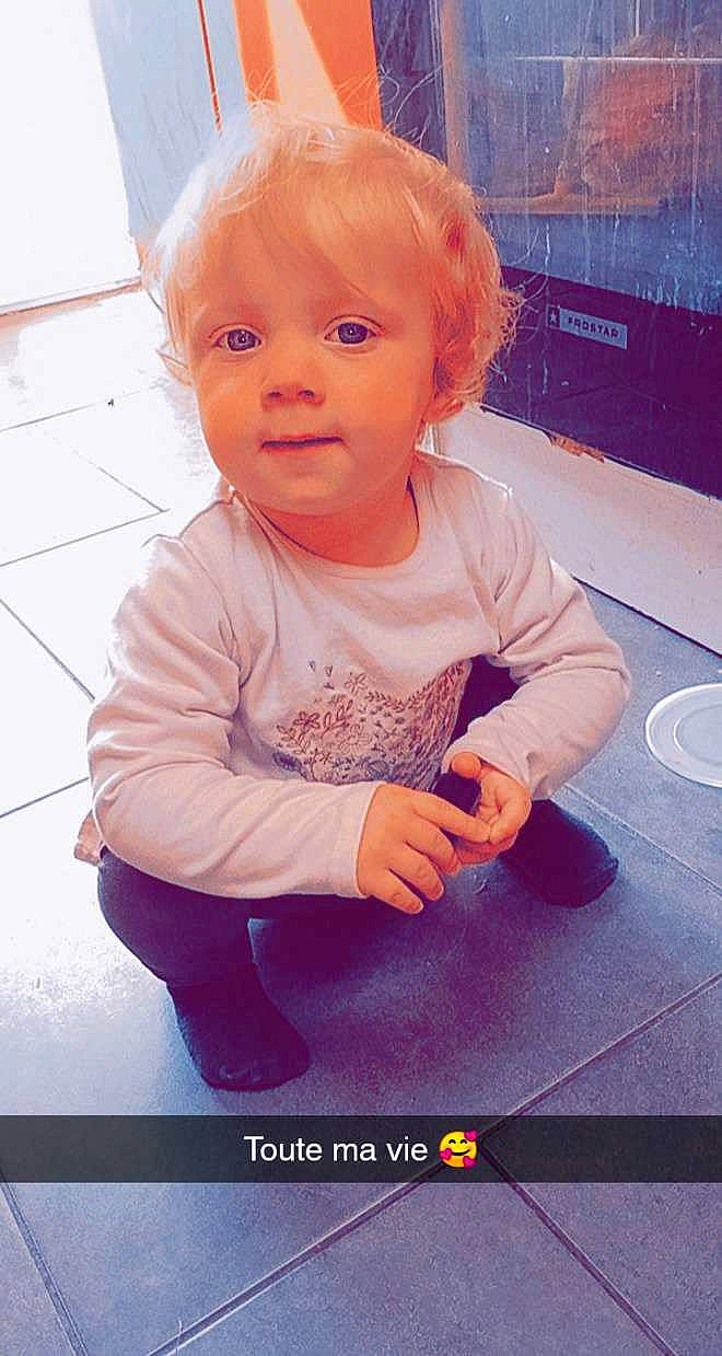 Alyzée a rejoint le concours — aidez-le/la à gagner de superbes lots ! baby, baby_grabbing_for_something, baby_toddler_clothing, blond, cheek, child, eye, overall, person, skin, toddler