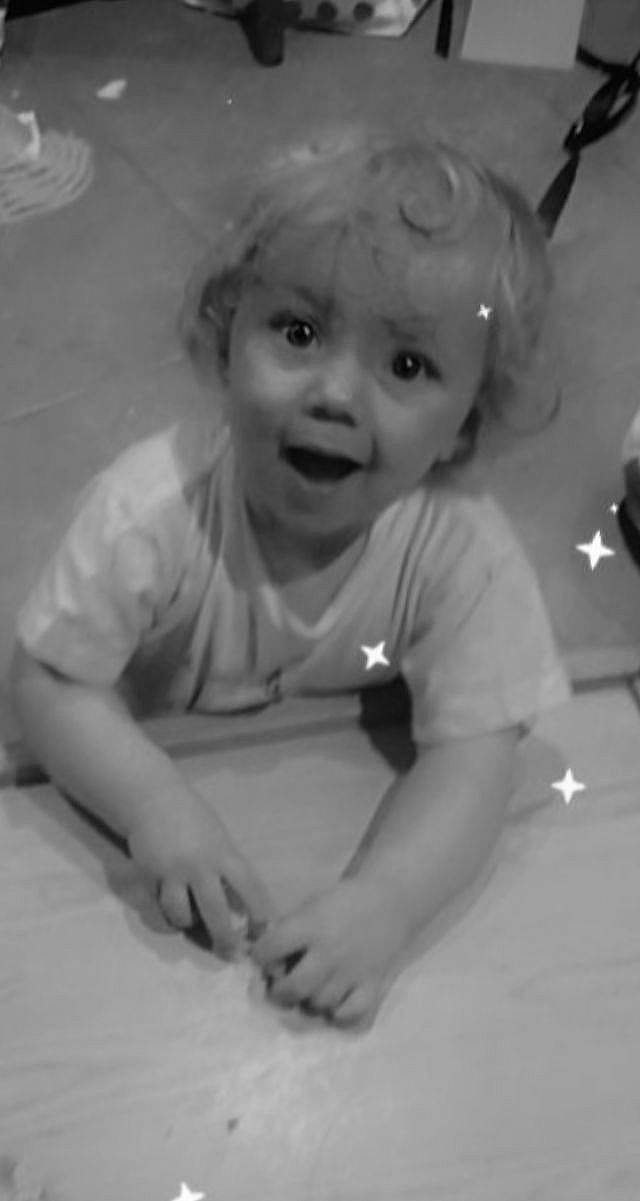 Alyzée participe au concours pour gagner de l'argent avec cette photo : baby, baby_toddler_clothing, cheek, child, eye, iris, monochrome, person, portrait, snapshot, surprise, toddler, white