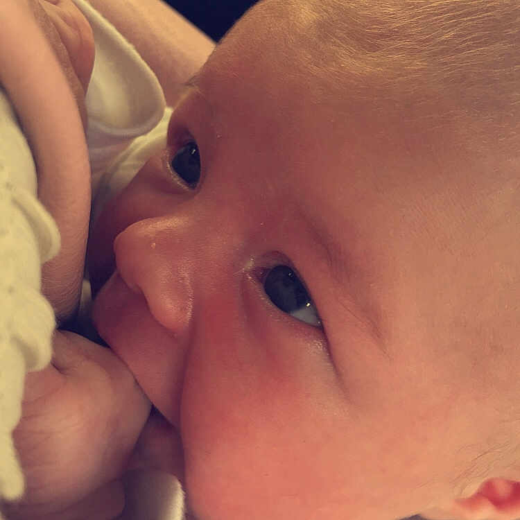 Emma a rejoint le concours — aidez-le/la à gagner de superbes lots ! baby, birth, cheek, child, chin, close_up, ear, eye, face, finger, forehead, hand, head, lip, mouth, muscle, neck, nose, skin, toddler