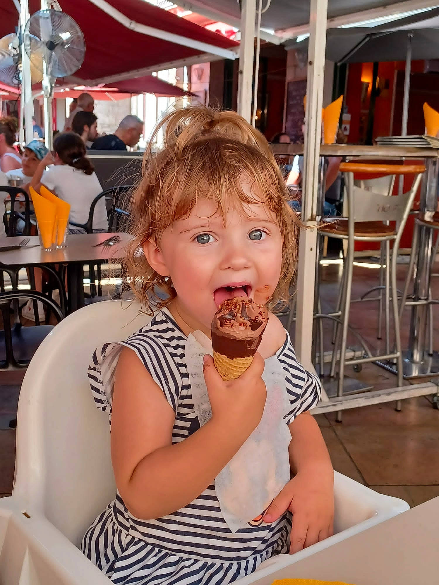 Lucy participe au concours pour gagner de l'argent avec cette photo : chair, cuisine, dessert, dish, drinkware, fast_food, finger_food, food, food_craving, frozen_dessert, fun, gelato, headwear, ice_cream, ingredient, junk_food, person, recreation, sweetness, table