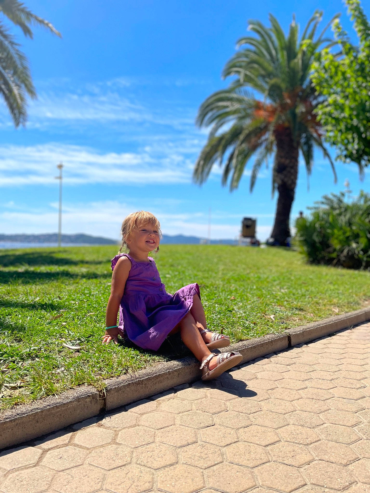 Lucy a rejoint le concours — aidez-le/la à gagner de superbes lots ! arecales, azure, botany, cloud, daytime, grass, green, joy, landscape, leaf, leisure, line, morning, nature, people_in_nature, person, plant, road_surface, sky, travel