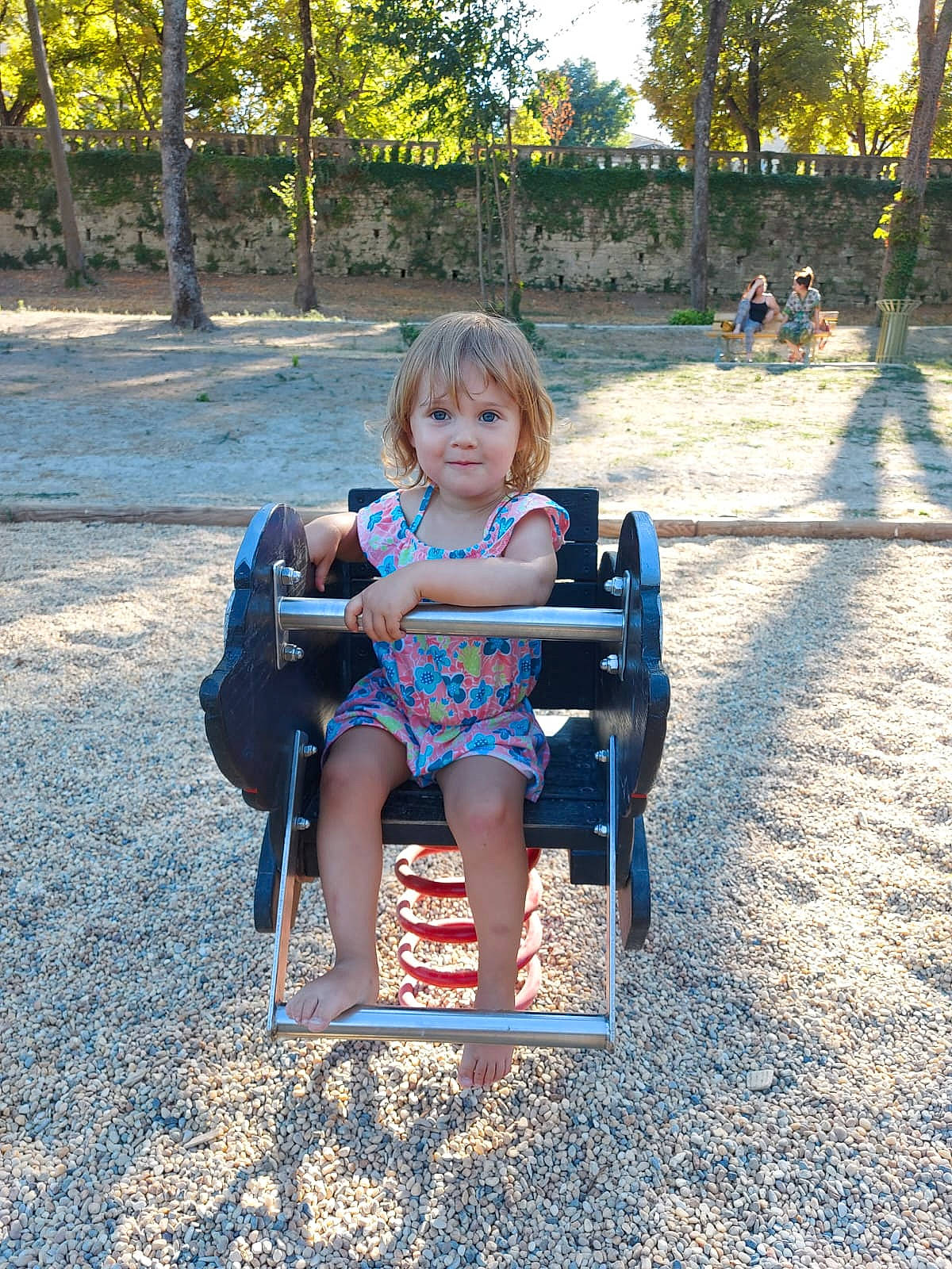 Lucy participe au concours pour gagner de l'argent avec cette photo : city, electric_blue, fun, grass, happy, human_body, leisure, morning, people_in_nature, person, plant, public_space, recreation, shade, sitting, smile, summer, sunlight, tints_and_shades, toddler
