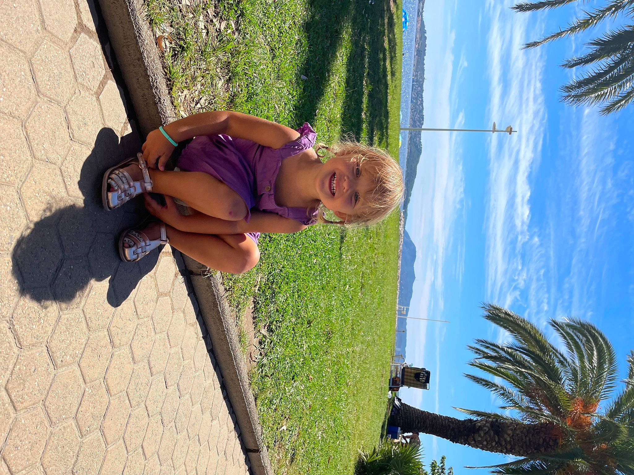 Lucy a rejoint le concours — aidez-le/la à gagner de superbes lots ! arecales, baby, baby_toddler_clothing, blue, electric_blue, fun, grass, green, happy, joy, leaf, leisure, palm_tree, people_in_nature, person, plant, sky, smile, terrestrial_plant, toddler