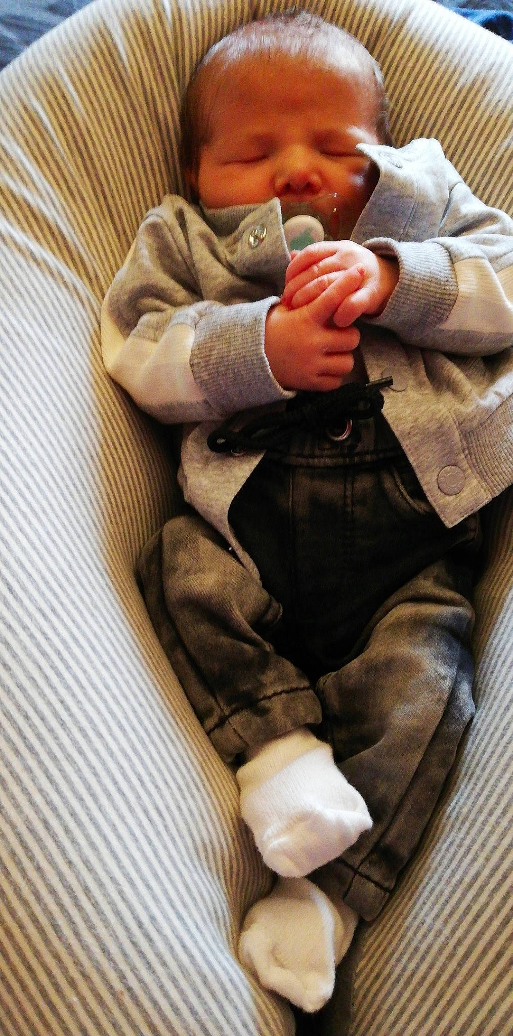 Djaÿsson participe au concours pour gagner de l'argent avec cette photo : baby, baby_products, baby_sleeping, baby_toddler_clothing, blanket, cheek, child, comfort, finger, linens, nose, person, skin, thumb, toddler