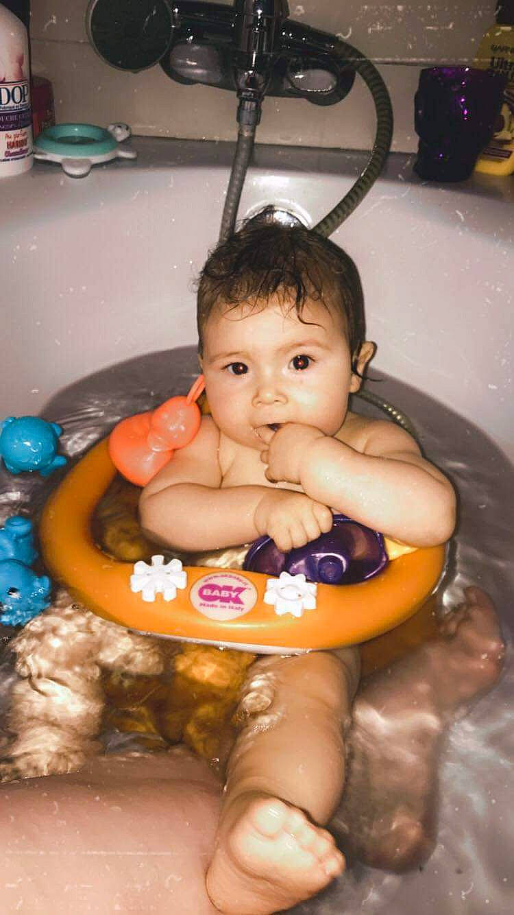 Djaÿsson a rejoint le concours — aidez-le/la à gagner de superbes lots ! baby, baby_bathing, baby_products, baby_toddler_clothing, bathing, bathroom, bathtub, child, fluid, foot, nail, person, personal_care, plumbing, plumbing_fixture, product, skin, stomach, toddler, toe