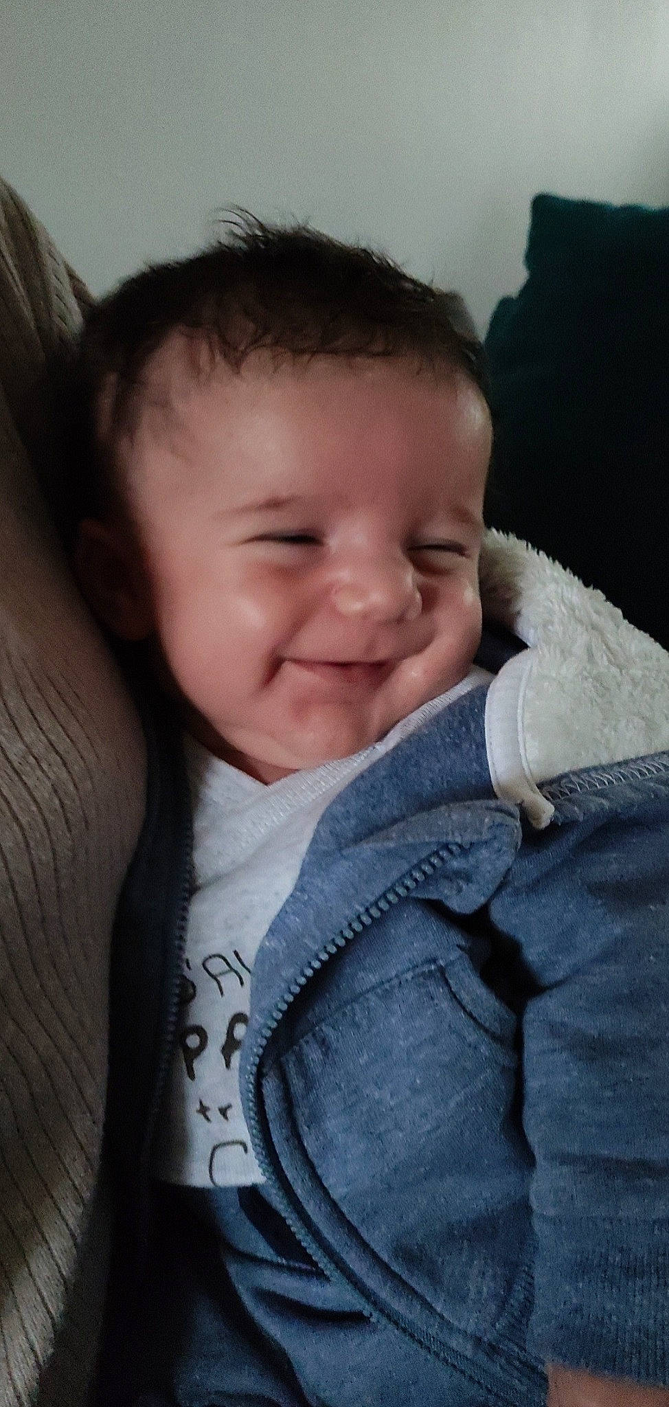 Elann participe au concours pour gagner de l'argent avec cette photo : baby, baby_toddler_clothing, beauty, cheek, child, collar, comfort, eyebrow, fun, happy, head, iris, joy, neck, nose, outerwear, person, sitting, skin, sleeve