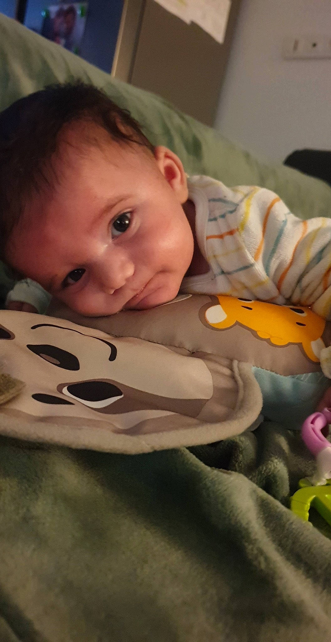 Elann participe au concours pour gagner de l'argent avec cette photo : baby, baby_toddler_clothing, cheek, child, comfort, cool, eye, eyebrow, finger, happy, head, human_body, mouth, nose, person, product, smile, textile, toddler, vertebrate