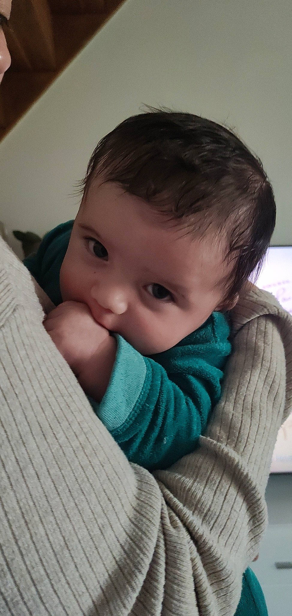 Elann participe au concours pour gagner de l'argent avec cette photo : baby, baby_toddler_clothing, cheek, child, chin, close_up, comfort, eyebrow, finger, gesture, human_body, iris, linens, lip, neck, nose, person, sitting, skin, sleeve