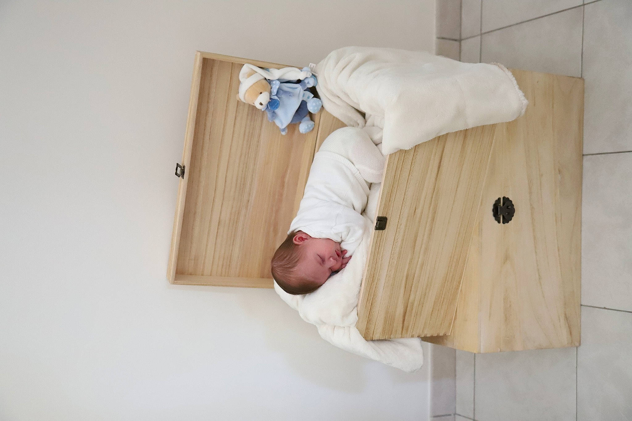 Louis a rejoint le concours — aidez-le/la à gagner de superbes lots ! bedding, beige, collar, comfort, dress_shirt, fashion_accessory, floor, flooring, hardwood, linens, paper, paper_product, person, plywood, rectangle, room, sitting, sleeve, t_shirt, wood