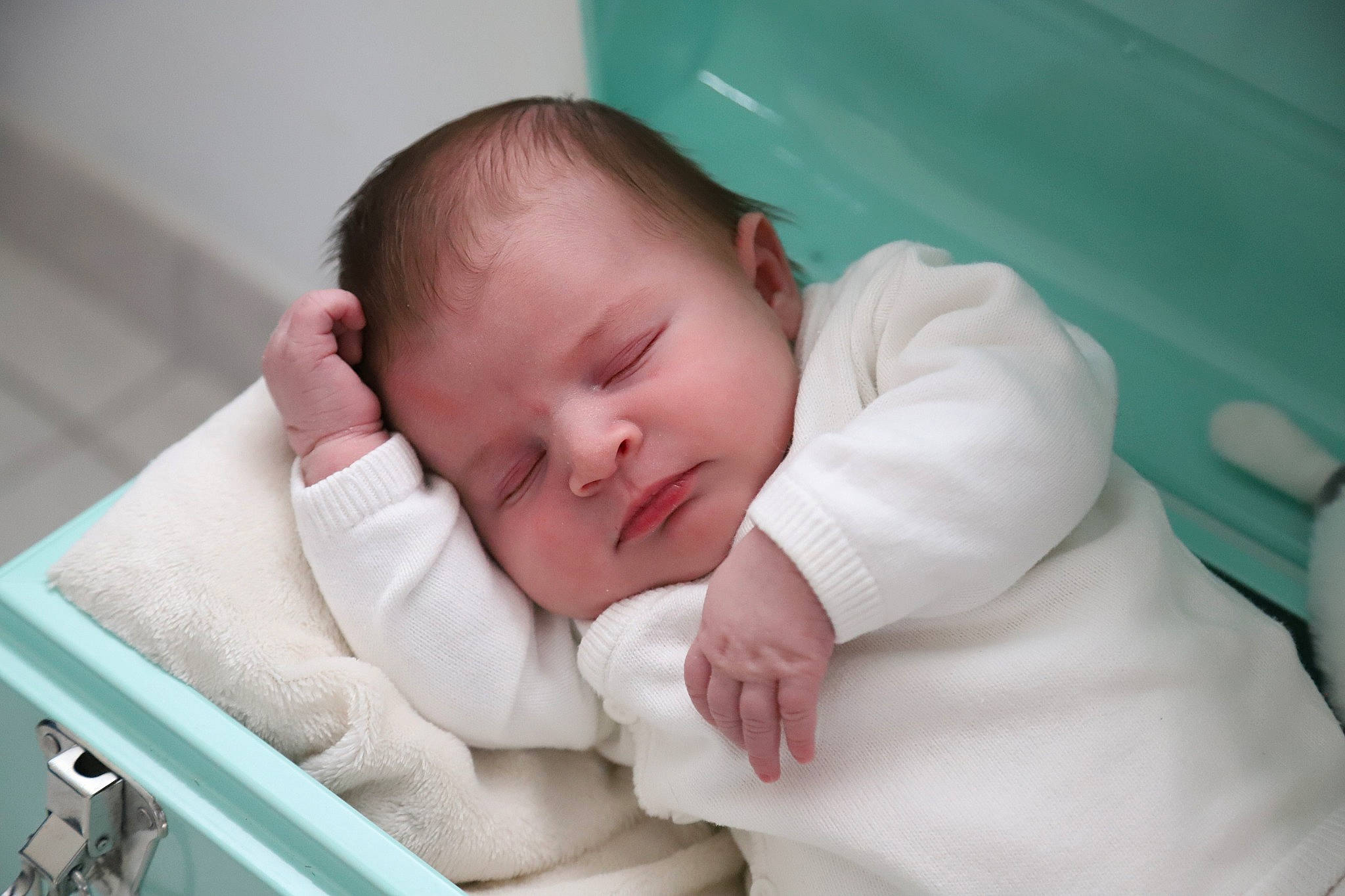 Louis a rejoint le concours — aidez-le/la à gagner de superbes lots ! baby, baby_products, baby_safety, baby_sleeping, baby_toddler_clothing, bedding, bedtime, cheek, child, chin, comfort, face, head, iris, linens, nap, person, room, skin, sleeve