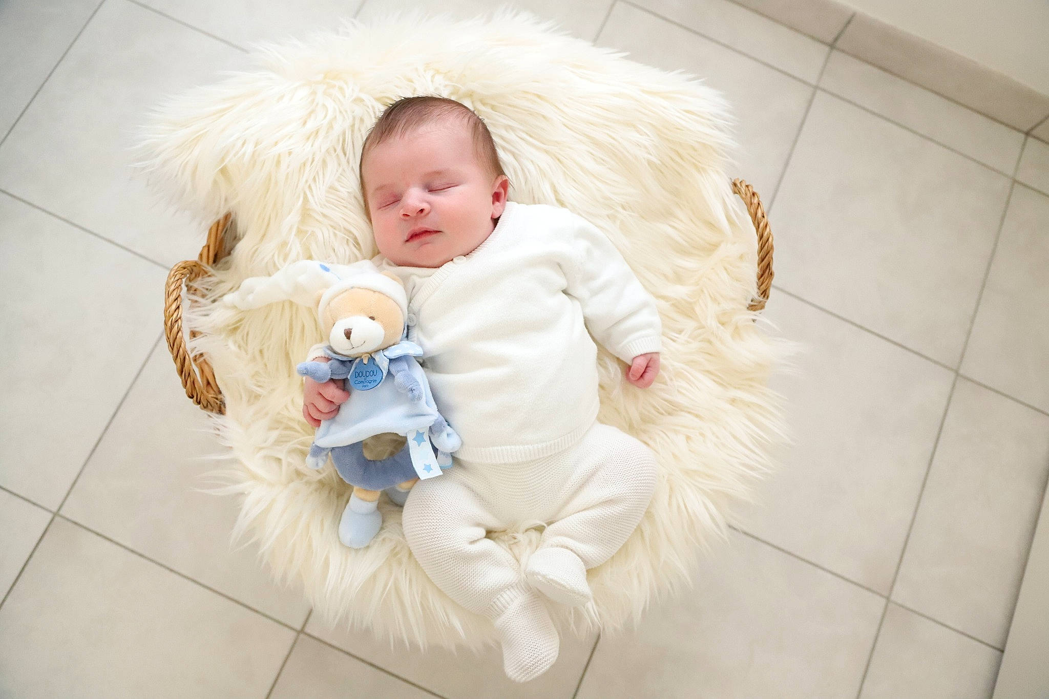 Louis participe au concours pour gagner de l'argent avec cette photo : baby, baby_toddler_clothing, comfort, couch, eye, fashion_accessory, fawn, flooring, fun, fur, happy, head, iris, person, room, sitting, skin, stuffed_toy, toddler, toy