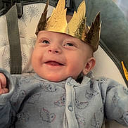 Timéo participe au concours pour gagner de l'argent avec cette photo : baby, babywearing, child, clothing, crown, cute, expression, fabric, face, happy, headwear, indoor, infant, onesie, pattern, portrait, seat, smile, soft, young