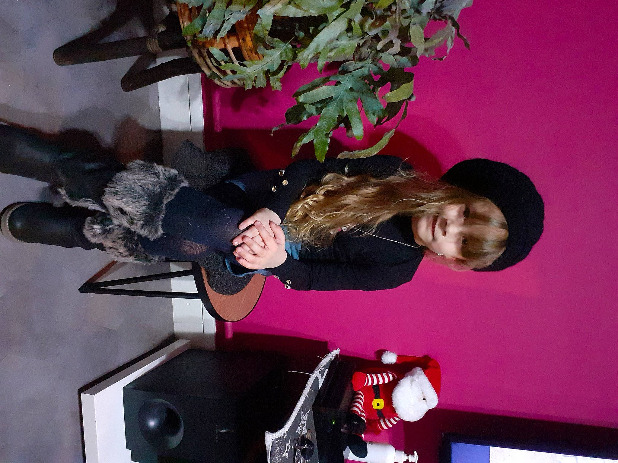 Camille a rejoint le concours — aidez-le/la à gagner de superbes lots ! audio_equipment, design, flowerpot, fun, houseplant, machine, magenta, person, pink, plant, room, smile, tree