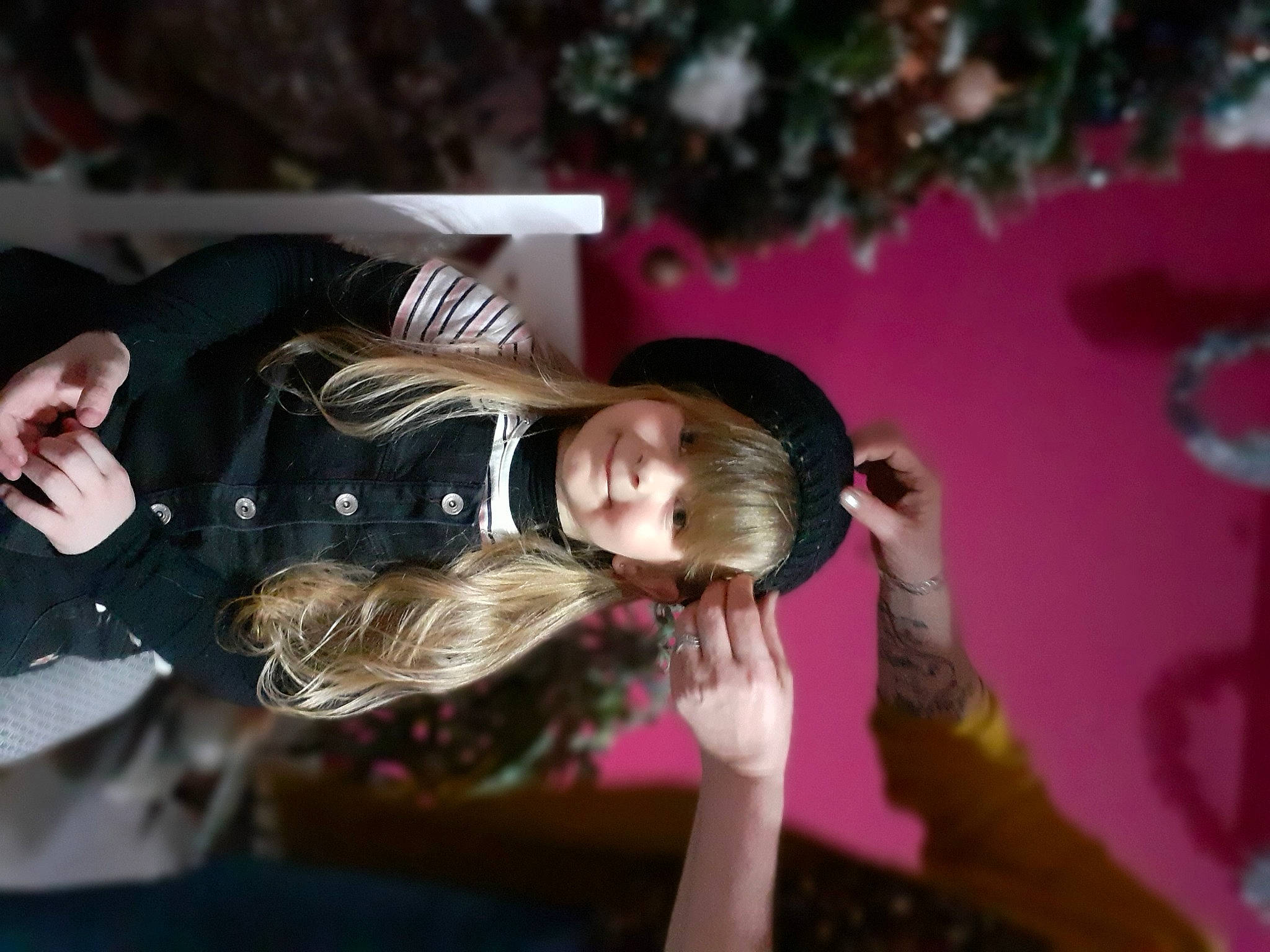 Léna participe au concours pour gagner de l'argent avec cette photo : ceremony, child, entertainment, event, flash_photography, fun, gesture, hand, happy, jewellery, joy, leisure, magenta, night, party, performance, person, tradition