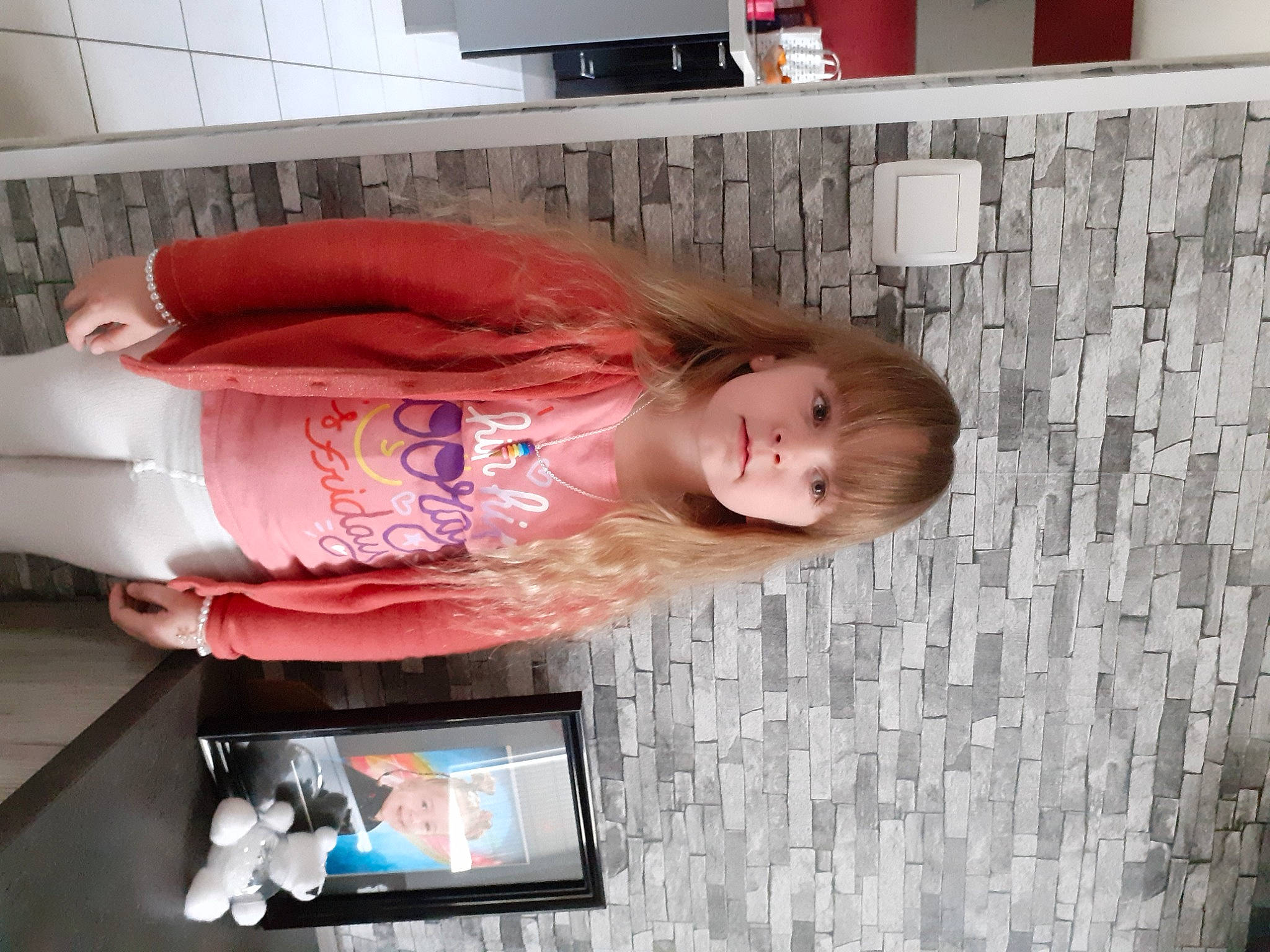 Léna a rejoint le concours — aidez-le/la à gagner de superbes lots ! child, comfort, flesh, fun, headwear, joy, magenta, person, pink, room, textile, toddler, wood