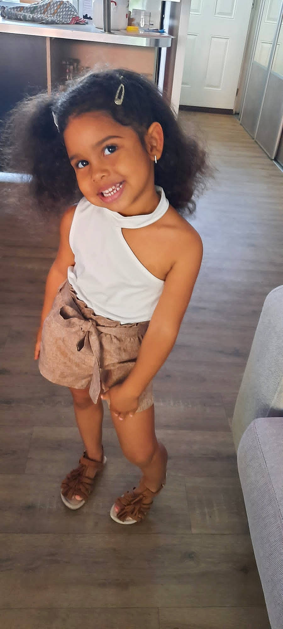 Kehlanie a rejoint le concours — aidez-le/la à gagner de superbes lots ! abdomen, eye, face, flash_photography, hair, happy, head, iris, joint, joy, knee, leg, neck, person, sandal, skin, smile, standing, thigh, toddler