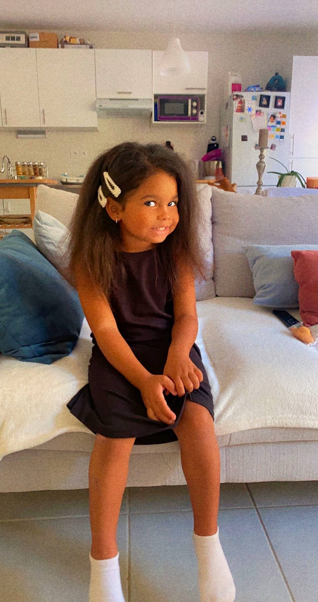 Kehlanie participe au concours pour gagner de l'argent avec cette photo : black_hair, brown_hair, comfort, couch, elbow, electric_blue, fashion_design, flooring, human_leg, joint, knee, leg, long_hair, neck, person, shoulder, sleeve, sportswear, thigh, trunk