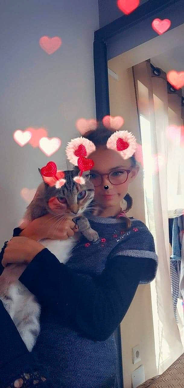 P'Tit Chat participe au concours pour gagner de l'argent avec cette photo : costume, ear, fawn, fur, selfie