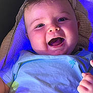 Rùan a rejoint le concours — aidez-le/la à gagner de superbes lots ! baby, smiling, blue_shirt, blanket, happy, infant, closeup, face, child, young, lying_down, cute, portrait, human, skin, toddler, indoor, expression, clothing, hand